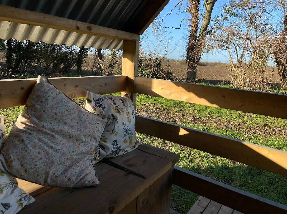 Fen Meadows Glamping - Luxury Cabins And Bell Tents Cambridge  0*,  Reino Unido
