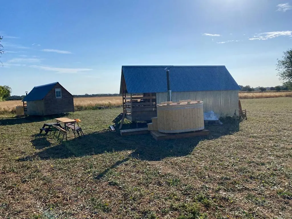 Fen Meadows Glamping - Luxury Cabins And Bell Tents Cambridge  0*,