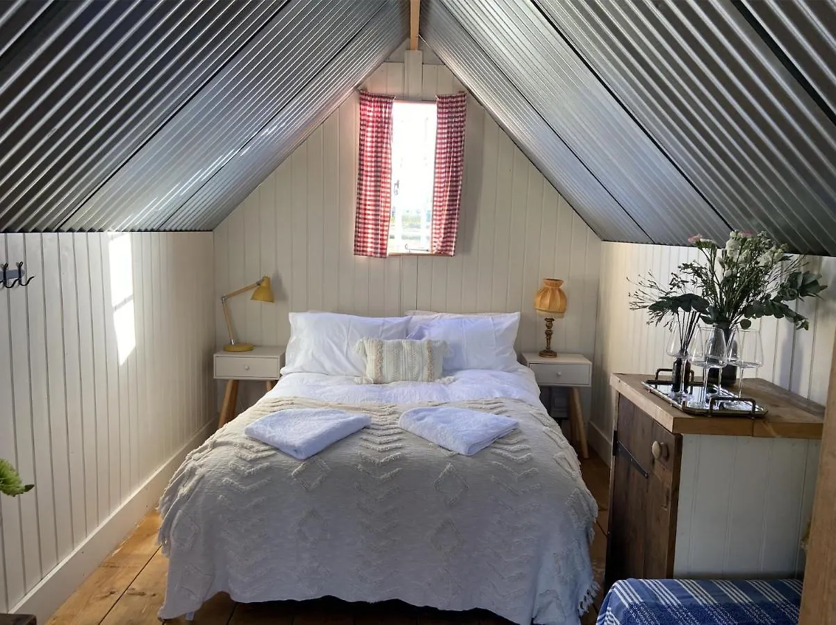 Fen Meadows Glamping - Luxury Cabins And Bell Tents Cambridge  0*,