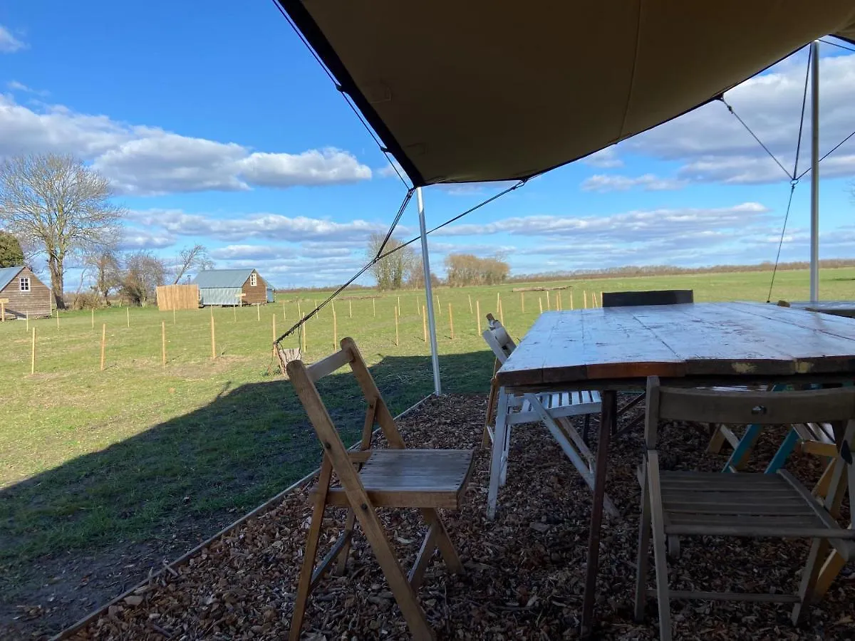 Fen Meadows Glamping - Luxury Cabins And Bell Tents Cambridge  0*,