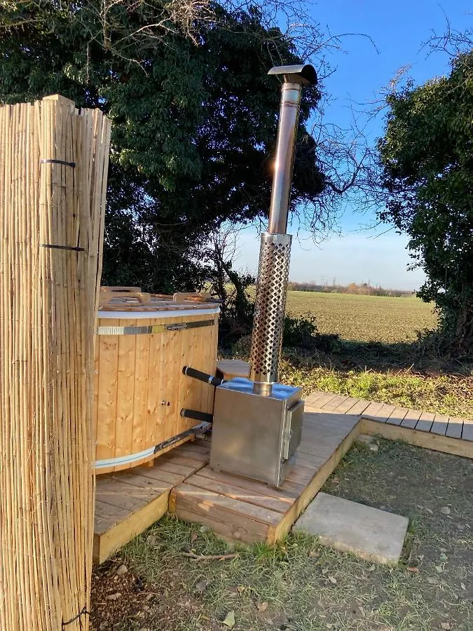Fen Meadows Glamping - Luxury Cabins And Bell Tents Cambridge  0*,